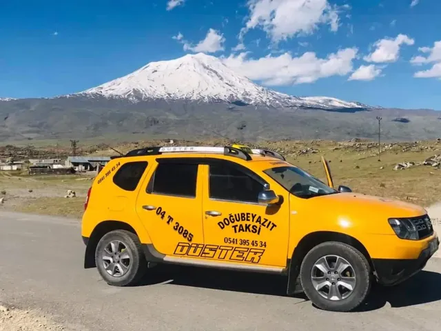 Ağrı Dağı manzarasında sarı Dacia Duster taksi